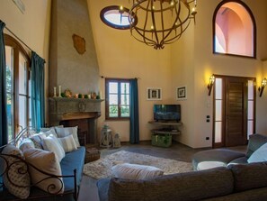 Fernseher, Kamin, DVD-Player