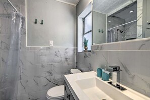 シャワー付き浴槽、ヘアドライヤー、タオル、石鹸