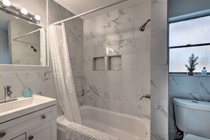 Combined shower/bathtub, hair dryer, towels, soap - Zen vacation home ~11 miles from DFW Airport (Hurst)
