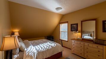 3 Schlafzimmer, Schreibtisch, Bügeleisen/Bügelbrett, Reisekinderbett