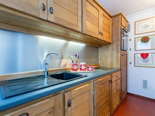 Fridge, oven, dishwasher, cookware/dishes/utensils