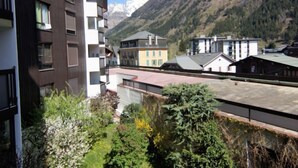 Un edificio moderno con balconi affacciati su una zona montana.