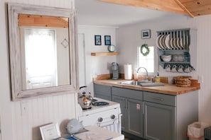 Fridge, microwave, oven, stovetop - MaineStay Cottage #5 With Fireplace & Fully Stocked Kitchen in Hampden/Bangor (Hampden)