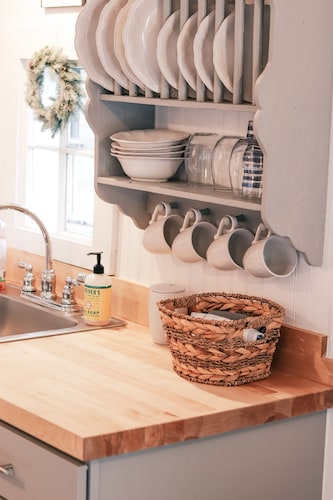 MaineStay Cottage #5 With Fireplace & Fully Stocked Kitchen in Hampden/Bangor