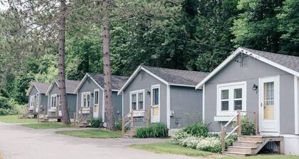 MaineStay Cottage #5 With Fireplace & Fully Stocked Kitchen in Hampden/Bangor