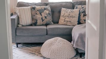 Una Smart TV, una chimenea, libros
