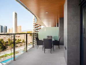 Outdoor dining - Sunset waves by Interhome (Benidorm)
