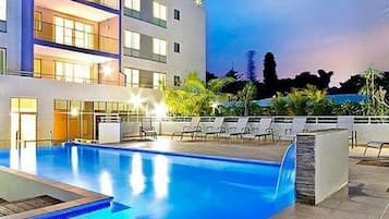 Piscine extérieure, chaises longues