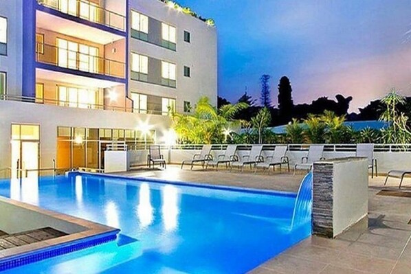 Piscine extérieure, chaises longues