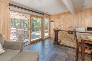 Téléviseur, foyer, table de baby-foot