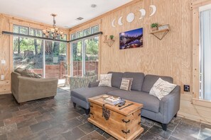 Téléviseur, foyer, table de baby-foot