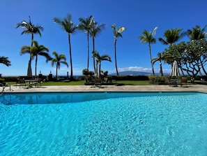 Outdoor pool - Lahaina Studio: Beachfront, Mountain View, Hot Tub (Lahaina)