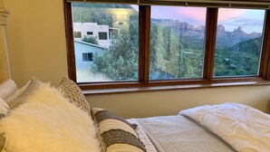 A bedroom with a large window offering a view of a mountainous landscape. - Your Sedona Red Rocks Escape at Oak Creek Canyon! (Sedona)