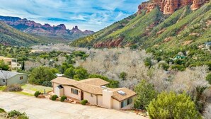 A residential area with houses surrounded by greenery and mountains in the background. - Your Sedona Red Rocks Escape at Oak Creek Canyon! (Sedona)