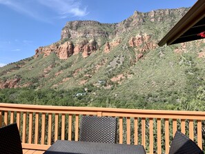 A balcony with a view of a mountainous landscape. - Your Sedona Red Rocks Escape at Oak Creek Canyon! (Sedona)