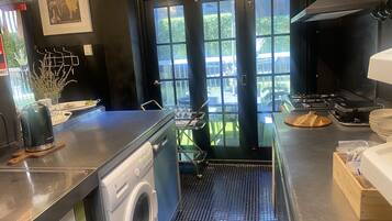Fridge, microwave, stovetop, dishwasher