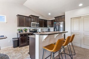 Fridge, microwave, oven, stovetop - Wine Country | South Nampa | No backyard neighbors (Nampa)