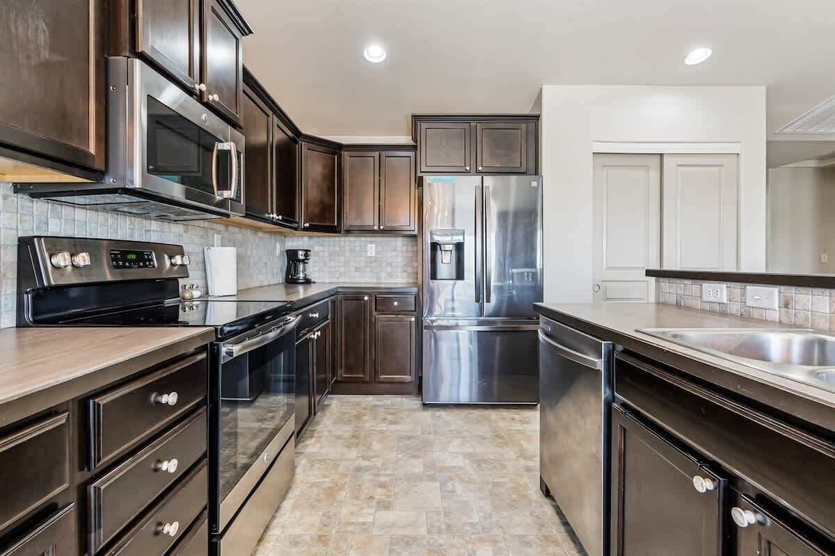 Réfrigérateur, micro-ondes, four, plaque de cuisson