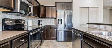 Køleskab, mikrobølgeovn, ovn, kogeplade