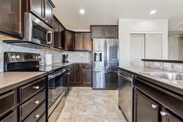 Frigorifero, microonde, forno, piano cottura