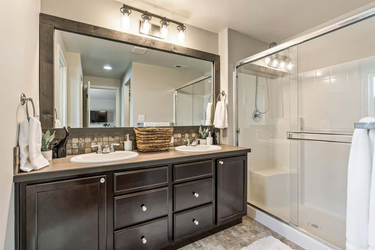 Combined shower/tub, hair dryer, towels