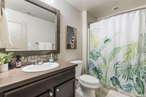 Combined shower/tub, hair dryer, towels