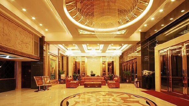 A spacious lobby with a central seating area, a large chandelier, and a polished floor. - Jinjue Hotel (Nearby Train Station) (Huizhou)
