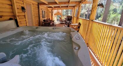 The "Farmhouse" with Hot Tub at Bigfoot Lodging Lassen