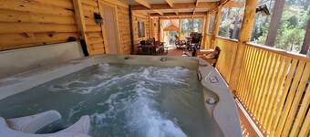 The "Farmhouse" with Hot Tub at Bigfoot Lodging Lassen