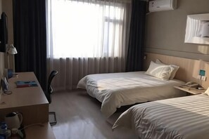 A hotel room with two beds, a desk, a chair, and a window with curtains. - Jincheng Hotel (Bazhou Shengfang Town) (Bazhou)