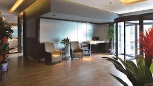 A modern lobby with seating, a reception desk, and large windows. - Jincheng Hotel (Bazhou Shengfang Town) (Bazhou)