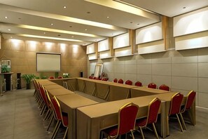 A conference room with a long table and chairs, a projector screen, and a whiteboard. - Jincheng Hotel (Bazhou Shengfang Town) (Bazhou)