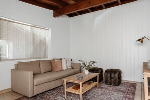 Smart TV, books - NEW: Charming Desert Abode! Centrally located, near UofA & downtown Tucson (Tucson)