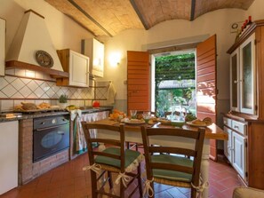 Kühlschrank, Ofen, Kochgeschirr/Geschirr/Besteck