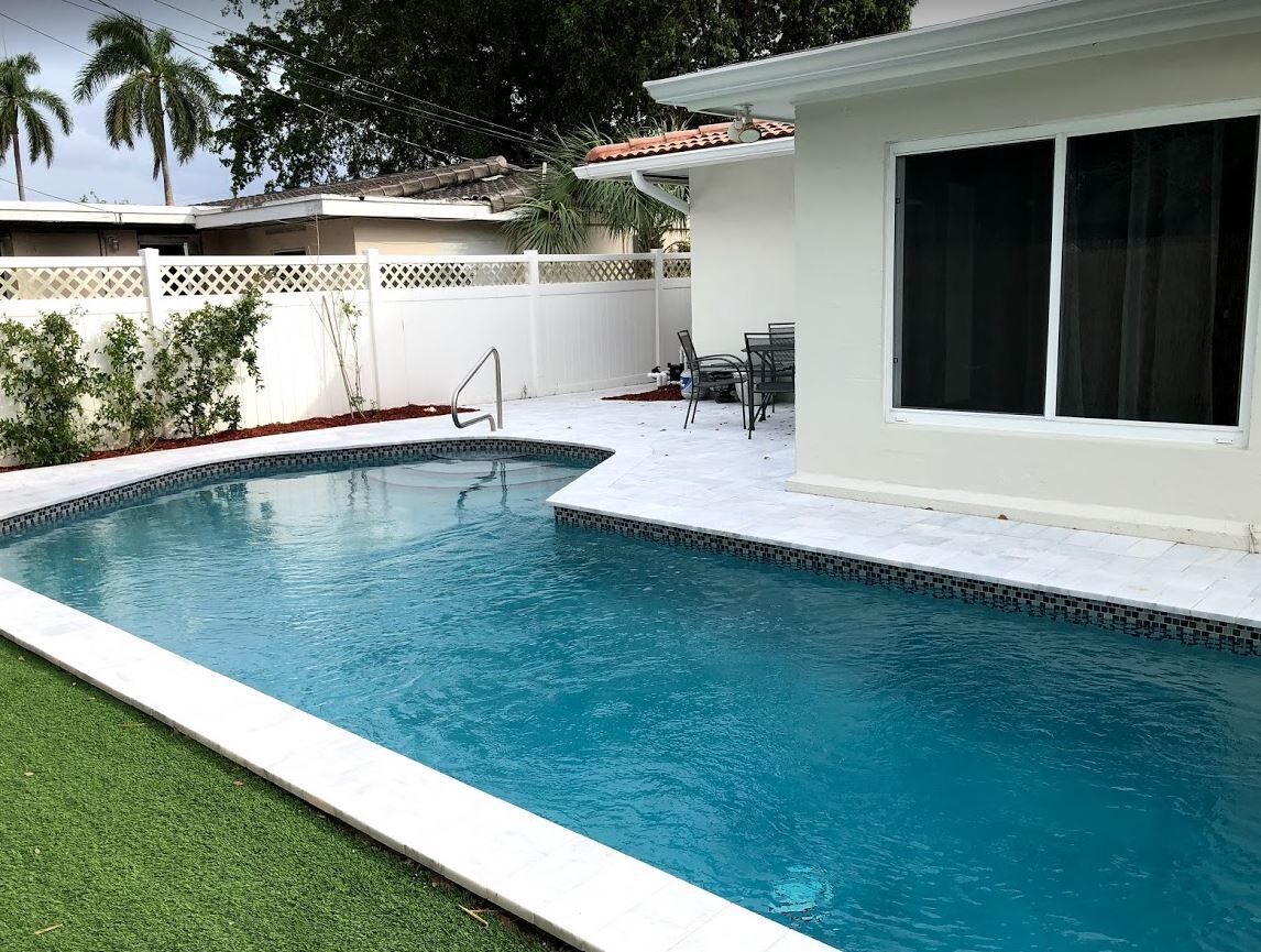 4/2 Beach House with Salt-Heated Pool - only 4 Min from the Beach