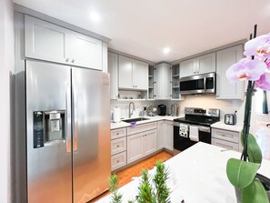 Fridge, microwave, oven, stovetop - Perfect Clean Spacious Gateway of San Francisco 8bd/8br (Daly City)