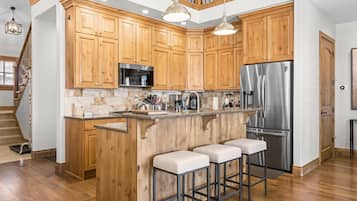 Frigorifero, microonde, forno, piano cottura