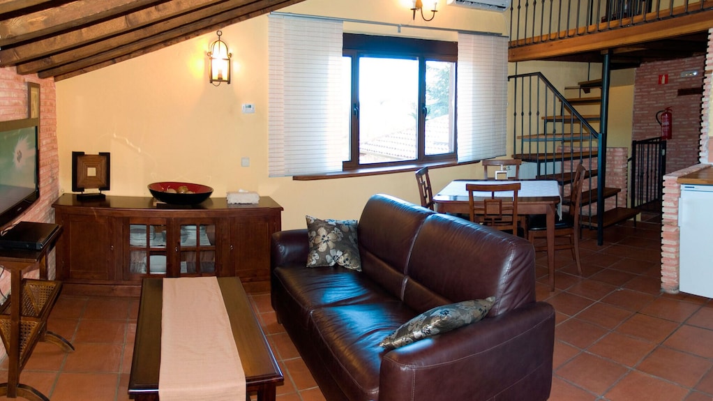 Apartamento Tipo Duplex Con 1 Dormitorio Y Altillo De Tatami - La Cabrera