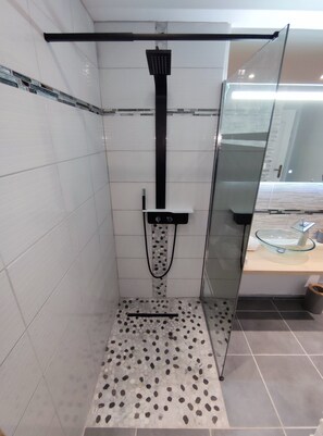 Shower, hair dryer, towels, toilet paper - Gray Diamond Studio (Le Diamant)