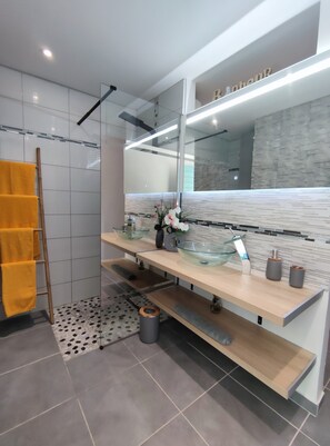 Douche, sèche-cheveux, serviettes fournies, papier toilette