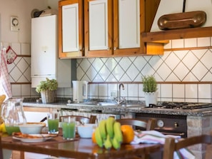 Frigorifero, forno, lavastoviglie, pentole/stoviglie/utensili