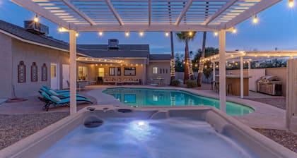ADA Access, One Story, Htd POOL, Spa, Putting Green, Games, Fire Pit, TVs All BRs