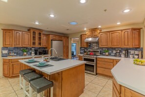 冷蔵庫、電子レンジ、オーブン、コンロ