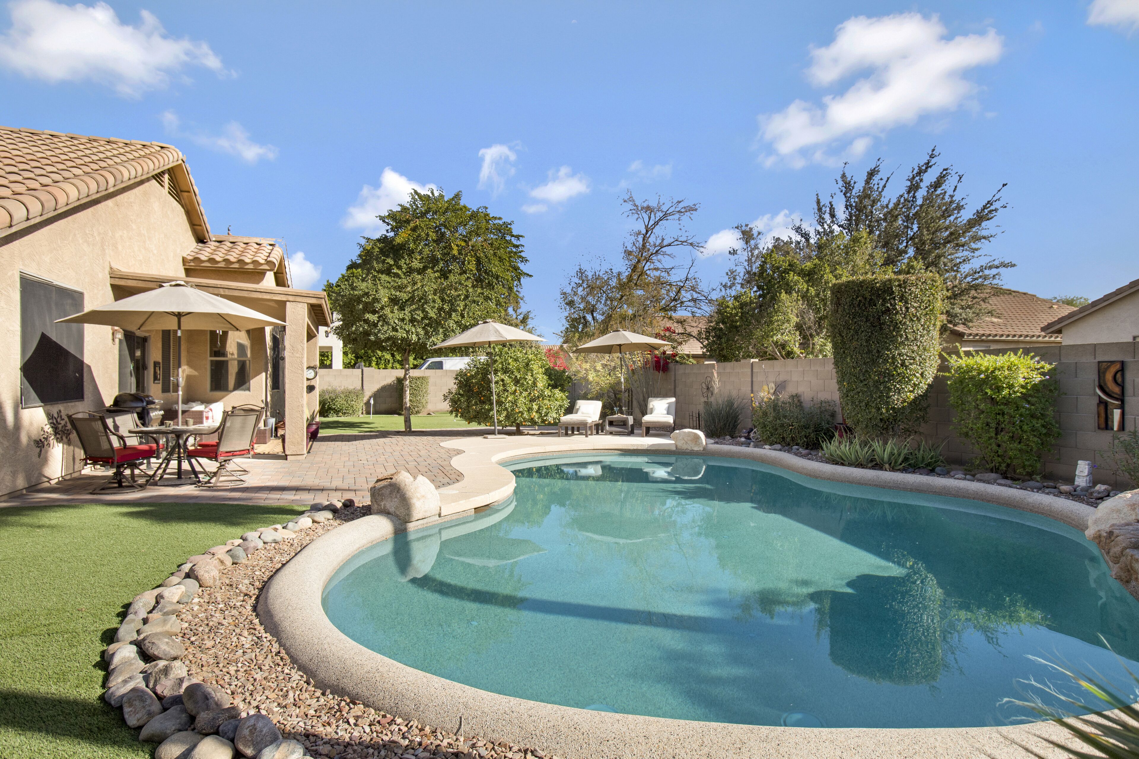 House, huge patios, heated pool, golf green. Near sporting events and activities