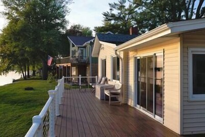 Riverfront Cabin:Wrap Around Deck & 3 Season Room