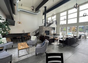 Interior - 40 Mins. to Glacier Park, 5 Mins. to City Beach & DT, Seasonal Clubhouse Pool (Whitefish)