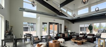 40 Mins. to Glacier Park, 5 Mins. to City Beach & DT, Seasonal Clubhouse Pool