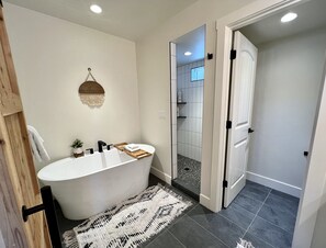 Bathtub, hair dryer, towels, soap - 40 Mins. to Glacier Park, 5 Mins. to City Beach & DT, Seasonal Clubhouse Pool (Whitefish)