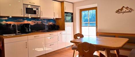 Køleskab, mikrobølgeovn, ovn, kogeplade