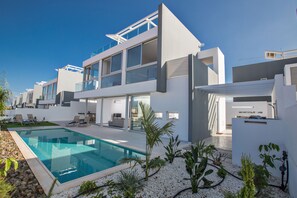 Outdoor pool, sun loungers - Protaras Holiday Villa Bp3 (Protaras)